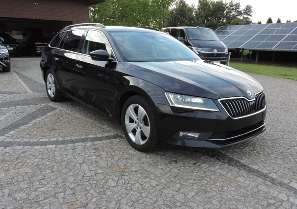 Skoda Superb cena 38700 przebieg: 268524, rok produkcji 2016 z Siechnice małe 631